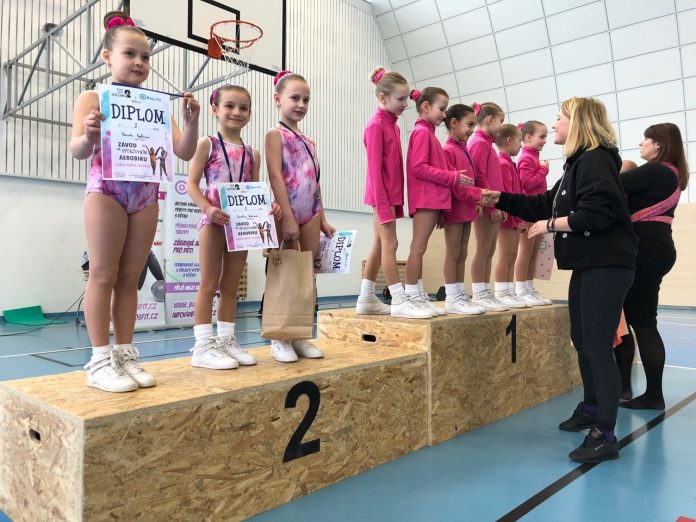 závody v aerobiku popisek Pro zleva stojící Renatu Feglarovou, Karolínu Hrdinovou Terezu Čermákovou v kategorii nejmladších závodnic to byla první start a hned úspěšný.